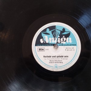 Δισκος 78 στροφων SHELLAC  AMIGA VERLIEBT UND GELIEBT SEIN / NIMM DEINE BLUMEN GEB B.WACHHOLZ 25cms