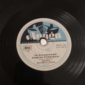 78rpm record IM SCHWARZWALD SINGT EIN FINKENPAAR / TWEI VERTRAUMTE AUGEN Renate Holm 25cms